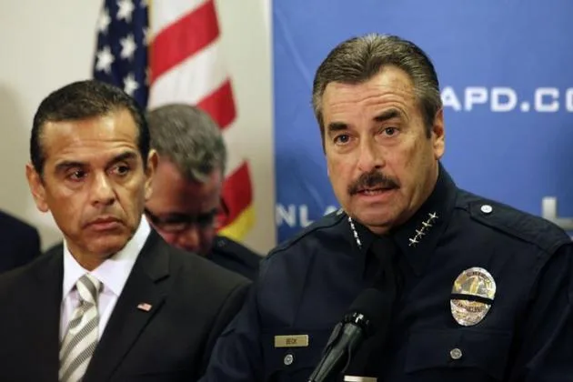 lapd-police-chief-charlie-beck-r-speaks-los-angeles-mayor-antonio-villaraigosa